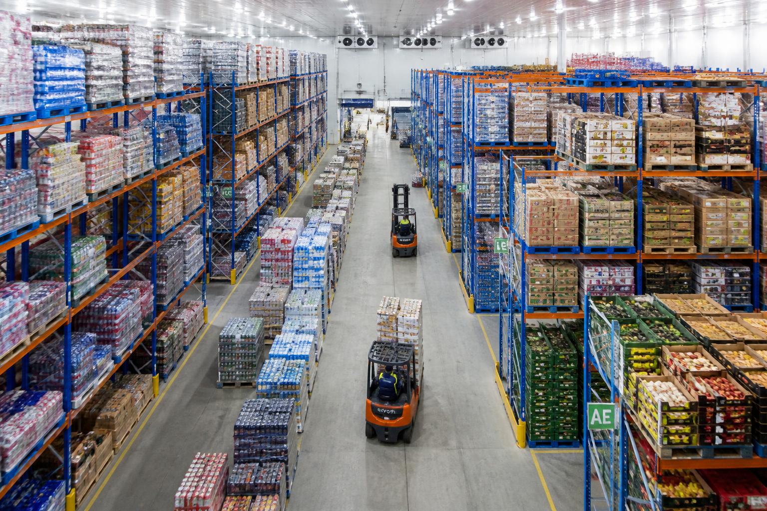 Εναέρια άποψη σύγχρονου κέντρου logistics ψυχρής αλυσίδας